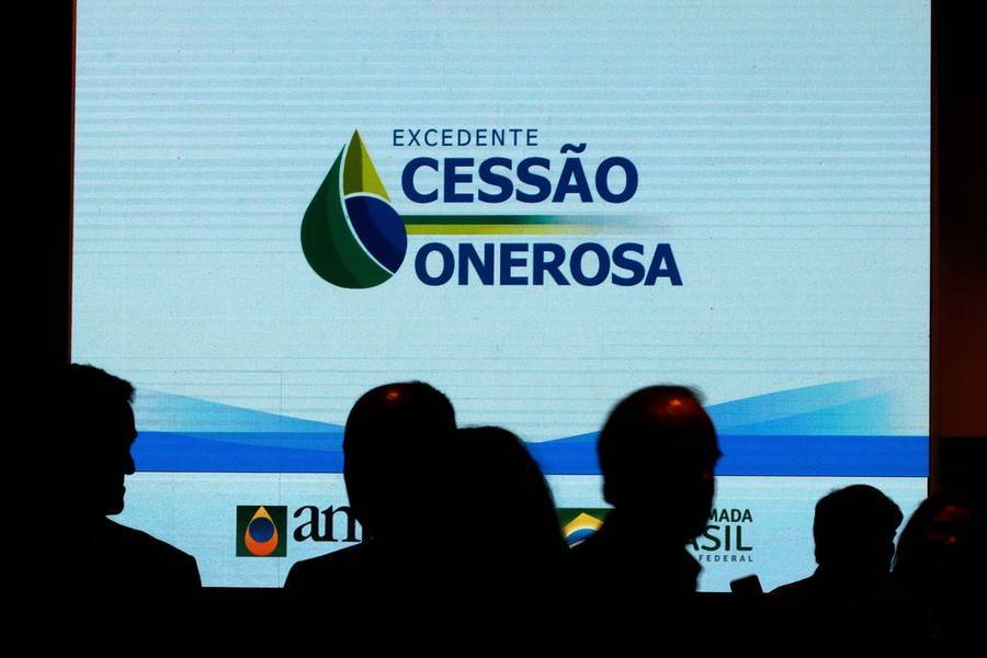 Dos R$ 69,96 bilhões arrecadados com o leilão do pré-sal, uma parcela fixa de R$ 34,6 bilhões será paga à Petrobras