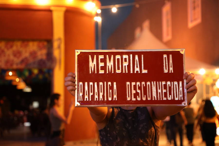 Placa em homenagem à “rapariga desconhecida” será reinstalada nesta sexta-feira, em Jaraguá