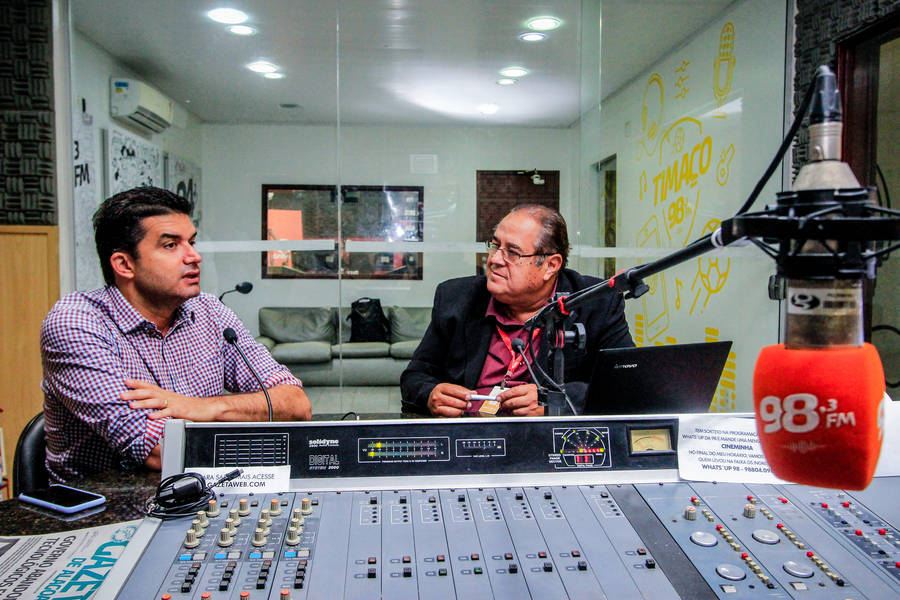 Prefeito Rui Palmeira concedeu entrevista à rádio 98,3 FM ontem pela manhã e destacou ações de sua gestão