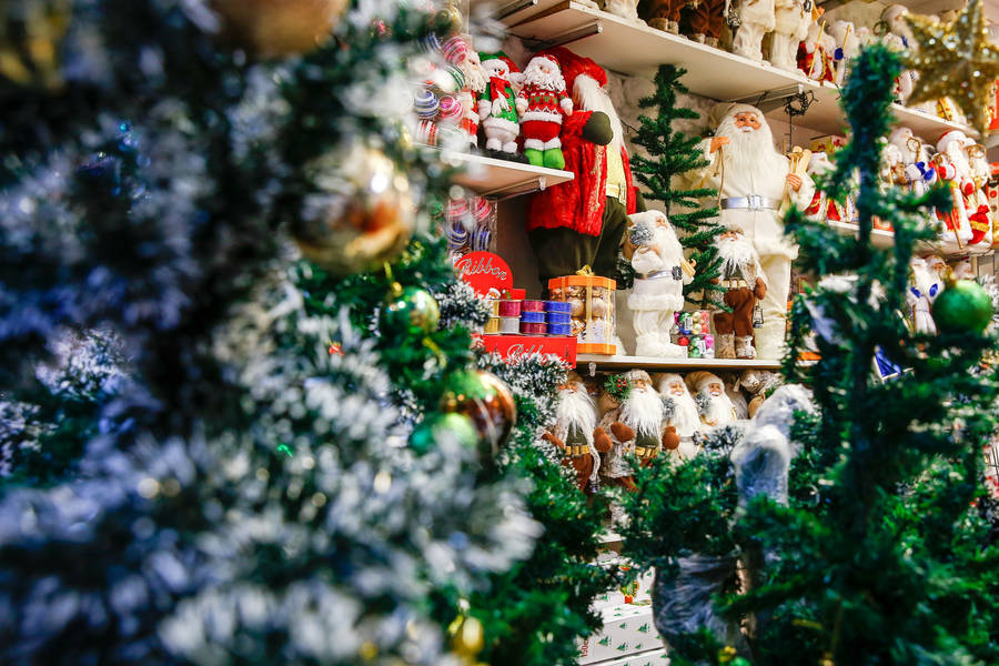 Lojas já estão com decoração natalina e apostam no aumento das vendas neste período