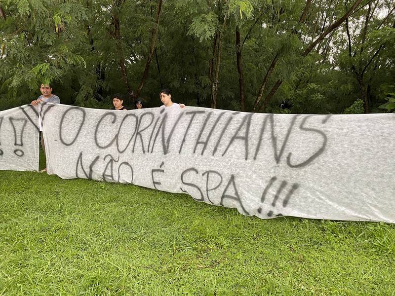 Torcedores de organizadas do Corinthians levaram faixas durante o protesto realizado no CT, nessa quarta