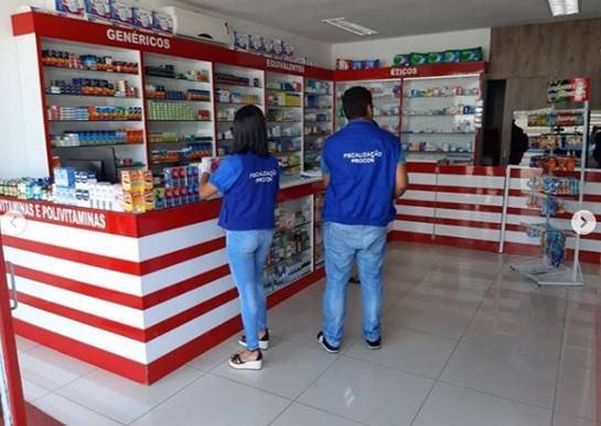 Agentes do Procon percorrem farmácia em Alagoas para fiscalizar preço de produtos