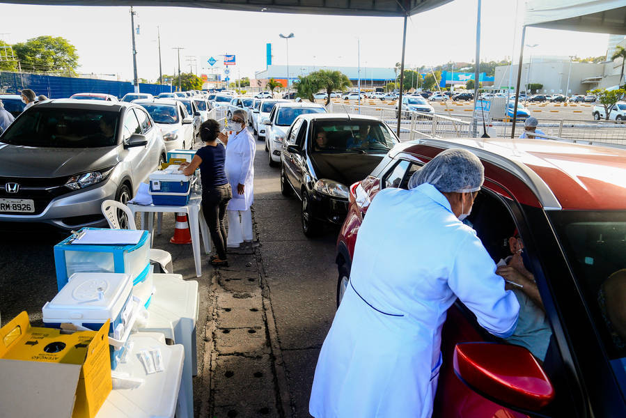 Maceió, 26 de março de 2020
Fila de carros no Maceió Shopping, no primeiro dia de drive-thru de vacina em Maceió. Alagoas - Brasil.
Foto: ©Ailton Cruz