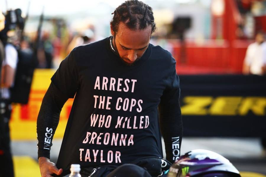 Lewis Hamilton usou camiseta com a frase “Prendam os policiais que mataram Breonna Taylor” em inglês