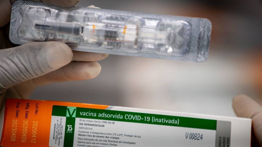 No Brasil, o Instituto Butantan produz a vacina Coronavac em parceria com a farmacêutica chinesa Sinovac