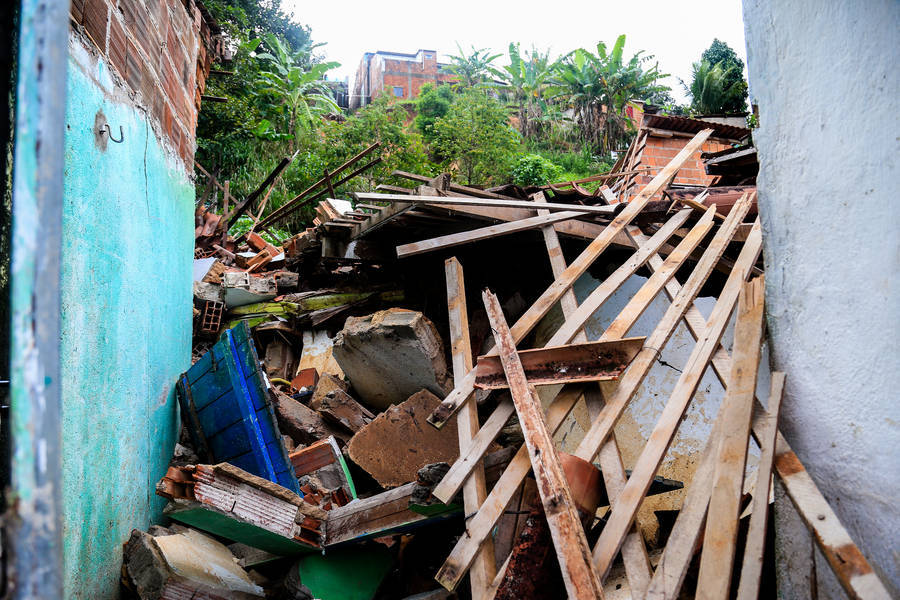 Maceió, 15 de abril de 2021
Casa caiu após as fortes chuvas na Grota da Alegria, localizada no bairro Benedito Bentes, em Maceió. Alagoas - Brasil.
Foto:@Ailton Cruz