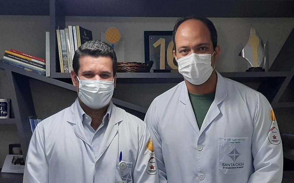 Os médicos Oscar Ferro e Felipe Augusto Porto formam a equipe que realizaram o procedimento cirúrgico na Santa Casa