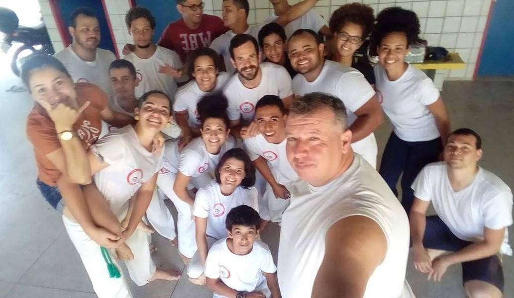 Mestre Ganso (ao centro) com seus alunos do Grupo Coral Capoeiragem
