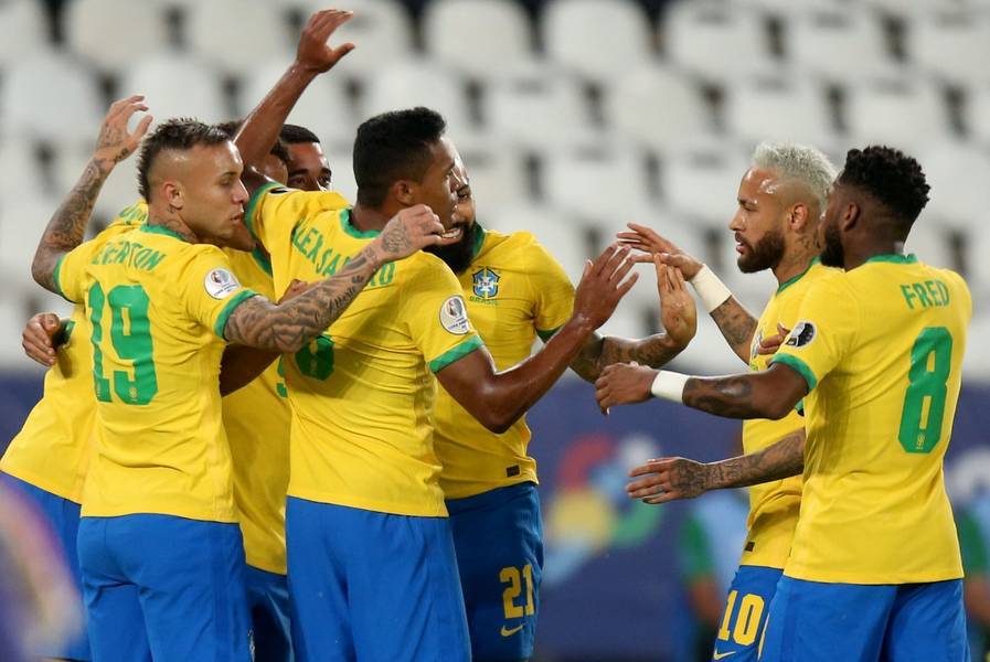 Jogadores do Brasil comemoram o gol marcado por Alex Sandro no primeiro tempo