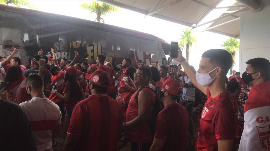Dezenas de torcedores foram ao Aeroporto Zumbi dos Palmares recepcionar time do CRB