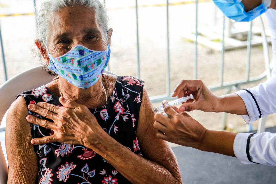 Com a vacinação, percentual de idosos mortos por Covid-19 em Alagoas recuou para 69%