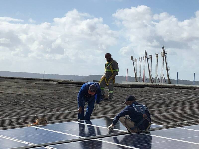 Técnicos durante instalação de painel de energia solar em empresa em Alagoas feita pela empresa de Geison Alves

