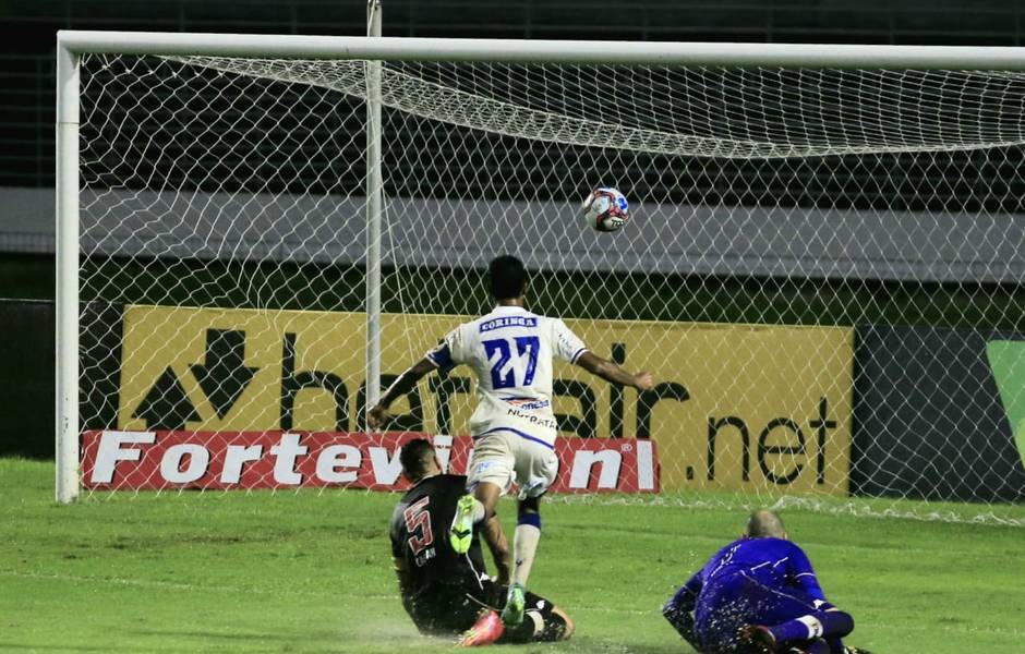 Momento do primeiro gol do CSA, assinalado por Gabriel, aos 28 minutos do 1º tempo, empatando para o Azulão