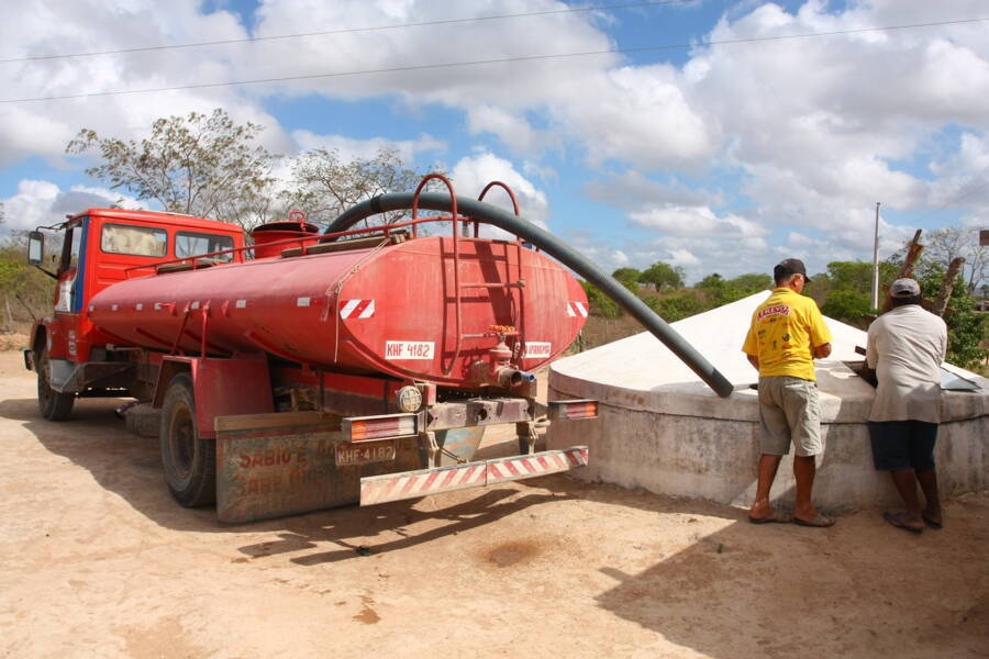 Caminhão-pipa abastece poço em residência da zona rural de Alagoas: vai faltar mais água