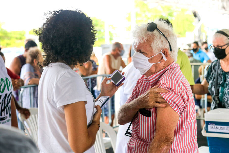 Maceió, 01 de março de 2021
Idosos sendo vacinados acompanhado dos familiares no papódromo localizado na Av. Sen. Rui Palmeira, Vergel do Lago, em Maceió. Alagoas - Brasil.
Foto:@Ailton Cruz