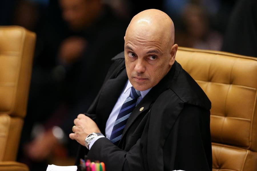 Moraes determinou que a PF colha depoimento dos envolvidos na transmissão de Live, entre eles o ministro da Justiça
