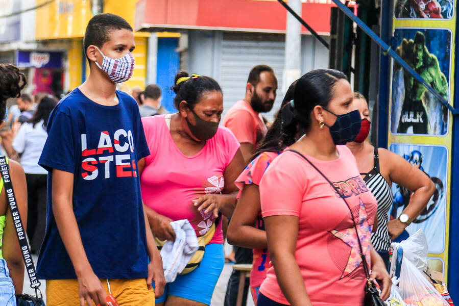 Maceió, 10 de outubro de 2020
Pessoas de máscara andando nas ruas do comércio de Maceió. Alagoas - Brasil.
Foto: ©Ailton Cruz
