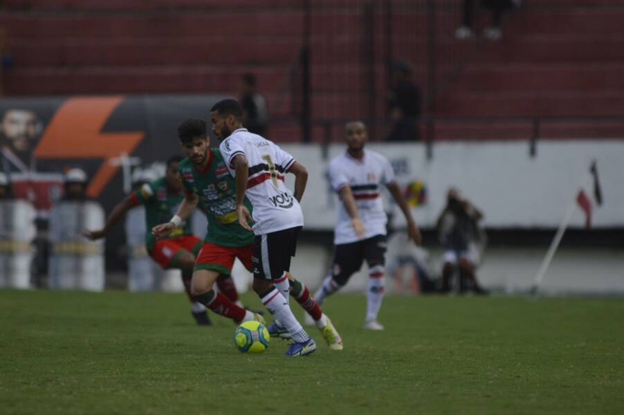Ainda no primeiro turno, jogando no Estádio do Arruda, Tricolorido perdeu de virada para o Santinha, por 2 a 1