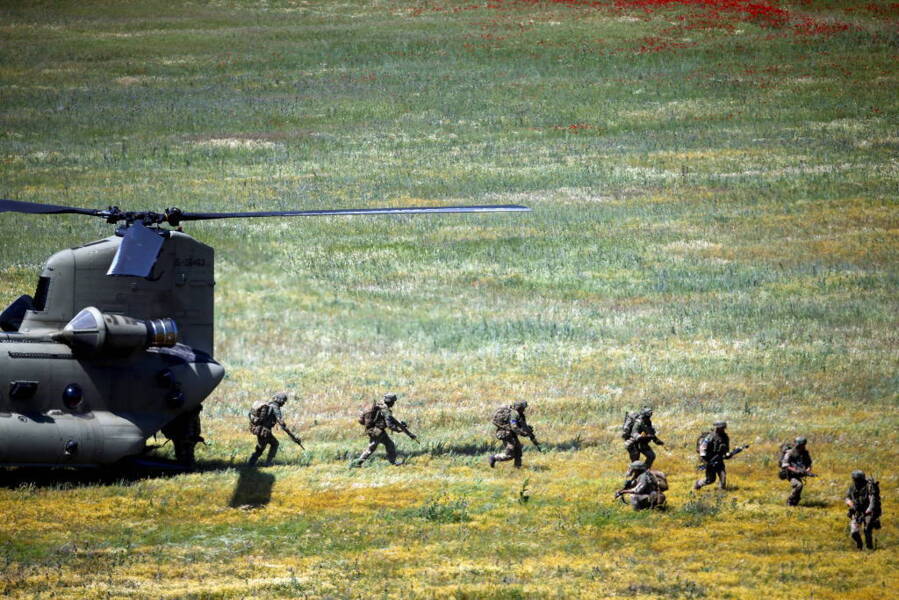 Britânicos deixam helicóptero Chinook em exercício da Otan em Krivolak