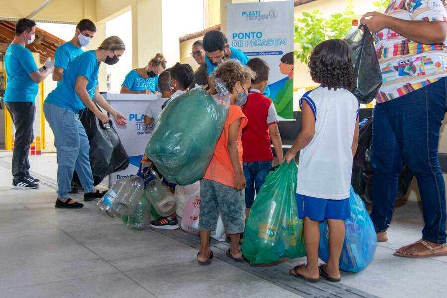 Os estudantes a coletaram resíduos plásticos, como garrafas pet, embalagens de produtos de higiene e alimentos, para trocá-los por uma moeda social — o plasticoin