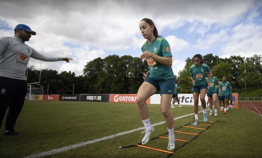 Meninas da Seleção Brasileira durante treinamentos visando ao amistoso desta sexta-feira (24)