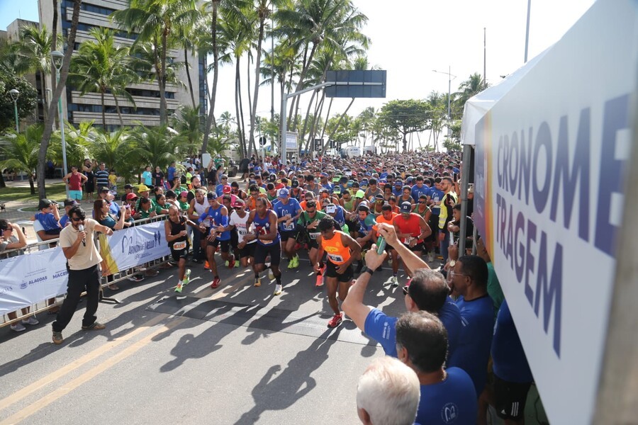 Segunda edição do Circuito Arnon de Mello reuniu dois mil corredores em Maceió, na manhã desse domingo (1º), com largada no estacionamento do Marco dos Corais, na Ponta Verde