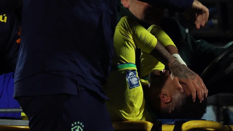 Neymar vai passar por cirurgia no joelho esquerdo e ficará afastado dos gramados por cerca de dez meses