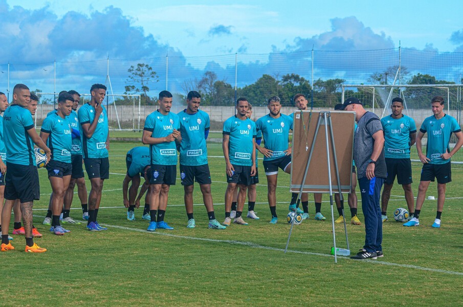 Técnico Rogério Corrêa conta com 27 jogadores no atual elenco e pode receber novo reforço em breve