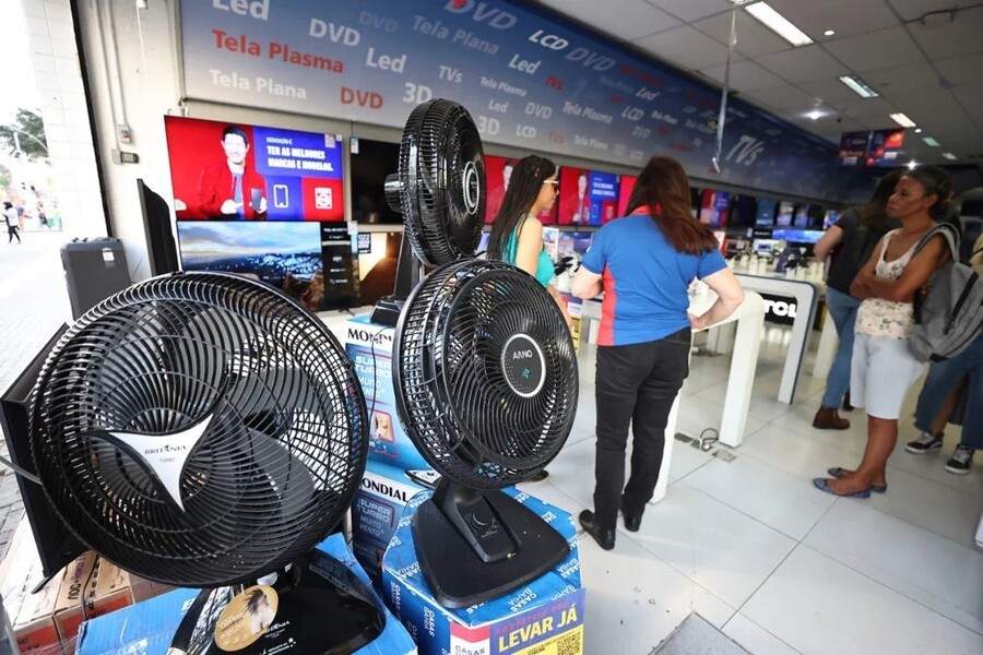 Os preços dos modelos de ventiladores estão entre R$ 109 e R$ 216 nas lojas de Maceió
