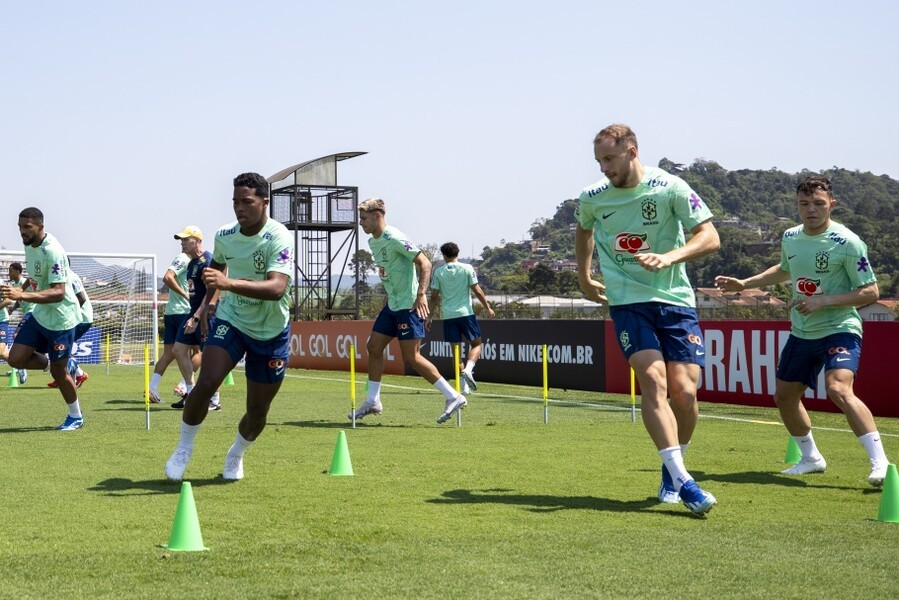 Jogadores da Seleção Brasileira durante treino preparatório para enfrentar a Colômbia