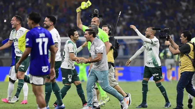 Abel Ferreira vibra com seus jogadores pela conquista do 12º título brasileiro do Palmeiras