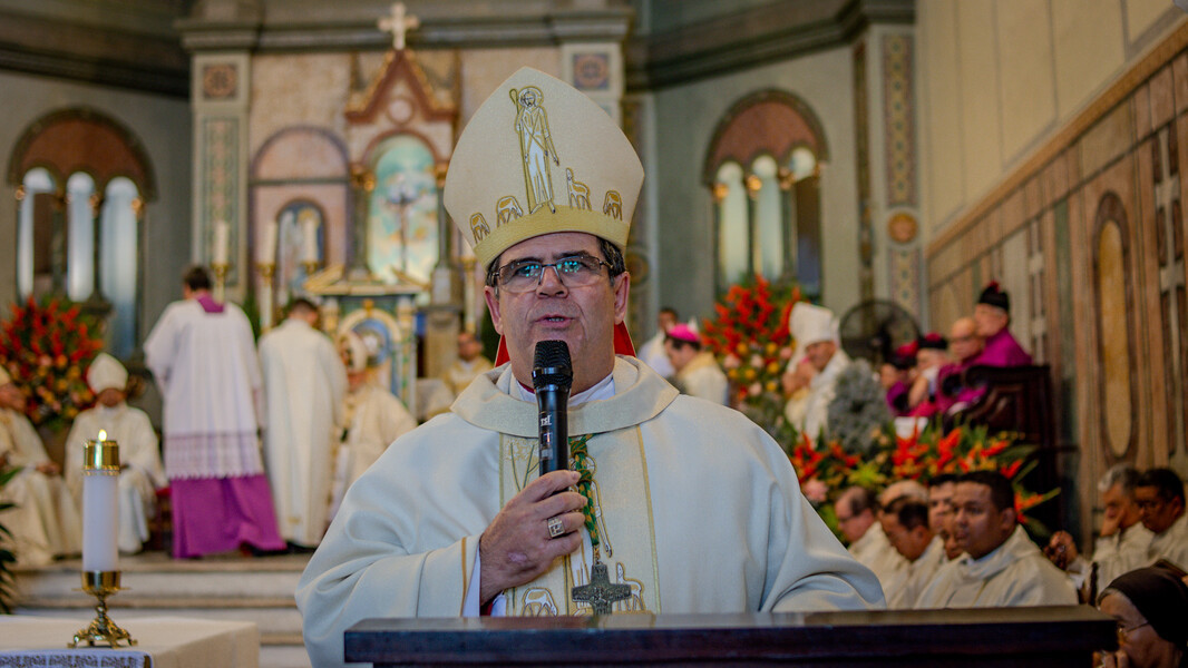 Dom Carlos Alberto Breis foi empossado em missa solene, como arcebispo coadjutor da Arquidiocese de Maceió, no sábado (6)
