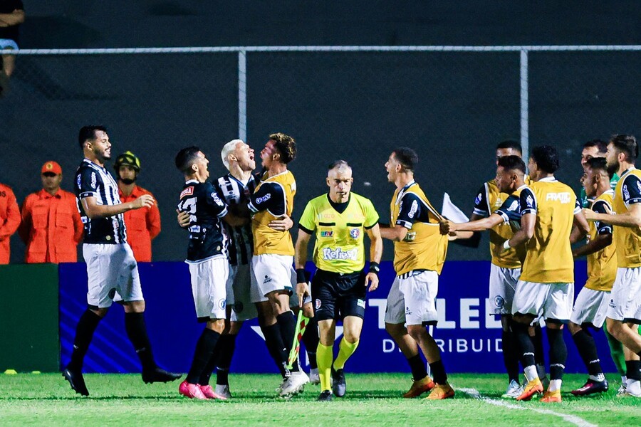 Festa alvinegra: jogadores do ASA comemoram o primeiro gol da equipe, assinalado por Júnior Viçosa, no primeiro tempo