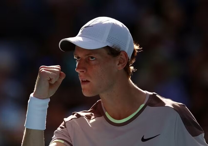 Sinner (foto) fez história e eliminou o sérvio Novak Djokovic para disputar a final do Australian Open de tênis