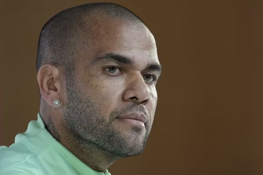 Ex-jogador brasileiro Daniel Alves é acusado de ter estuprado uma mulher em uma boate em Barcelona