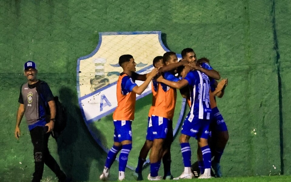 Azulão fez mais uma partida com baixo desempenho técnico, mas conseguiu marcar dois gols no segundo tempo para voltar aos caminhos da vitória