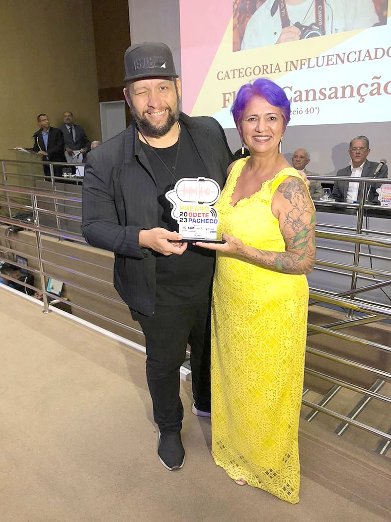 Fafá Rocha entrega o prêmio a Flávio Cansanção (MACEIÓ 40 Graus) na categoria Influenciador