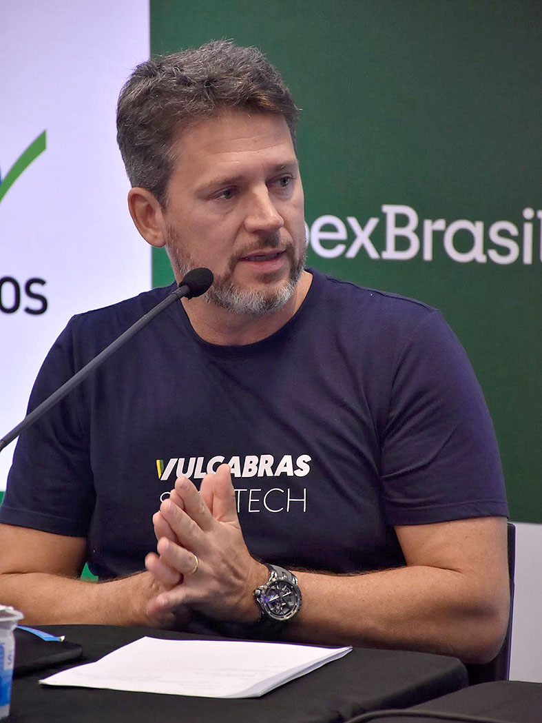 CEO da Vulcabras, PEDRO BARTELLE apresentou na feira um stand conceitual - para apresentar a cara high tech da empresa