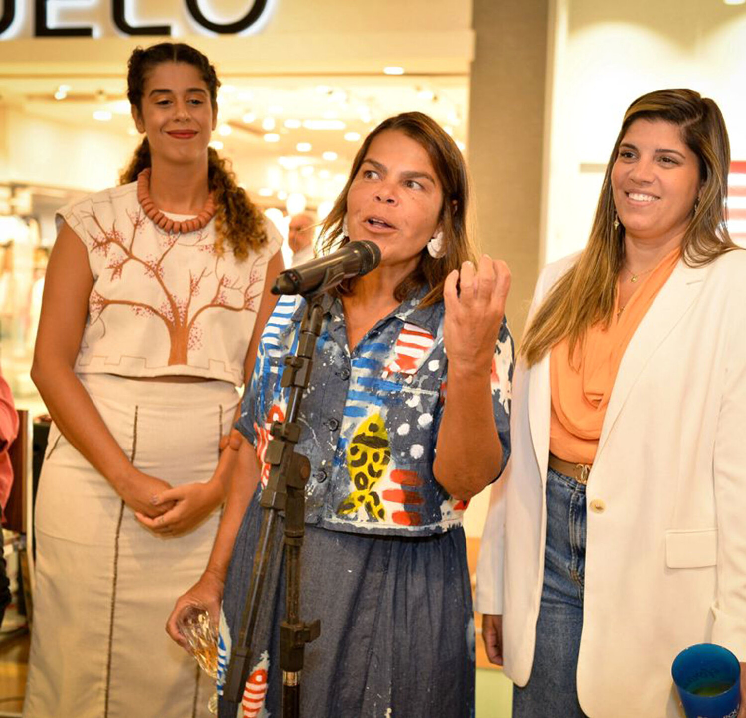 CEO da Nordestesse, Daniela Falcão, na moldura com Llaris Gleiss+Fernanda Studart