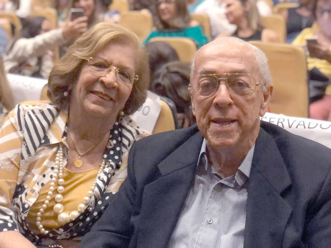 /Com sua bem amada MIRZA MELRO, o pediatra MILTON HÊNIO GOUVEIA, foi o grande homenageado pelo Ballet Emília Clark no último weekend – no Teatro Gustavo Leite