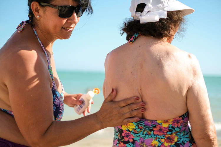 /Uso do protetor durante exposição ao sol ajuda a prevenir o câncer de pele