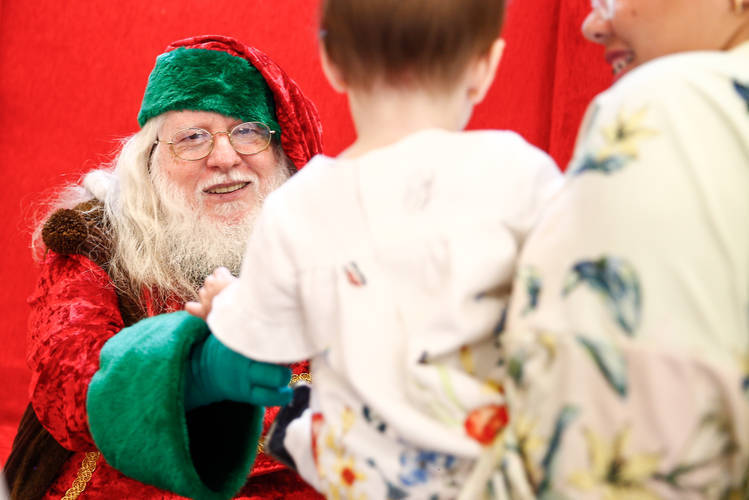 /Desde o último dia 10, Papai Noel tem feito a alegria das crianças que vão ao shopping