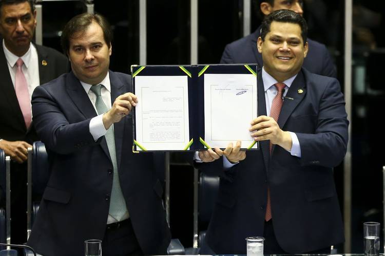 /Rodrigo Maia, presidente da Câmara, e Davi Alcolumbre, presidente do Senado, mostram documento que promulga PEC