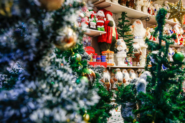 /Lojas já estão com decoração natalina e apostam no aumento das vendas neste período