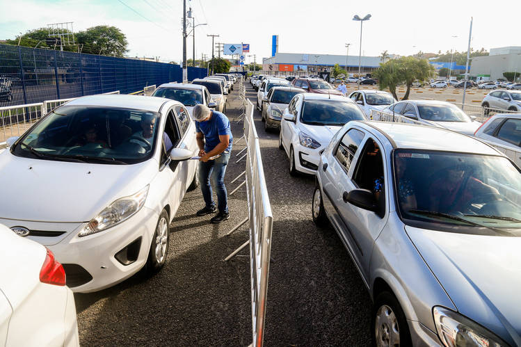 /Maceió, 26 de março de 2020
Fila de carros no Maceió Shopping, no primeiro dia de drive-thru de vacina em Maceió. Alagoas - Brasil.
Foto: ©Ailton Cruz