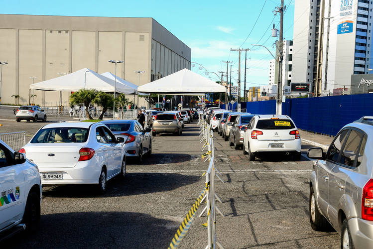 /Maceió, 26 de março de 2020
Fila de carros no Maceió Shopping, no primeiro dia de drive-thru de vacina em Maceió. Alagoas - Brasil.
Foto: ©Ailton Cruz