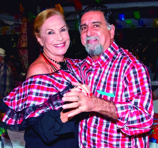 /Em pleno período junino, CARLOS HENRIQUE TAVARES comemorou idade nova - puxando a bem-amada MARIZA PACHECO para um arrasta-pé 