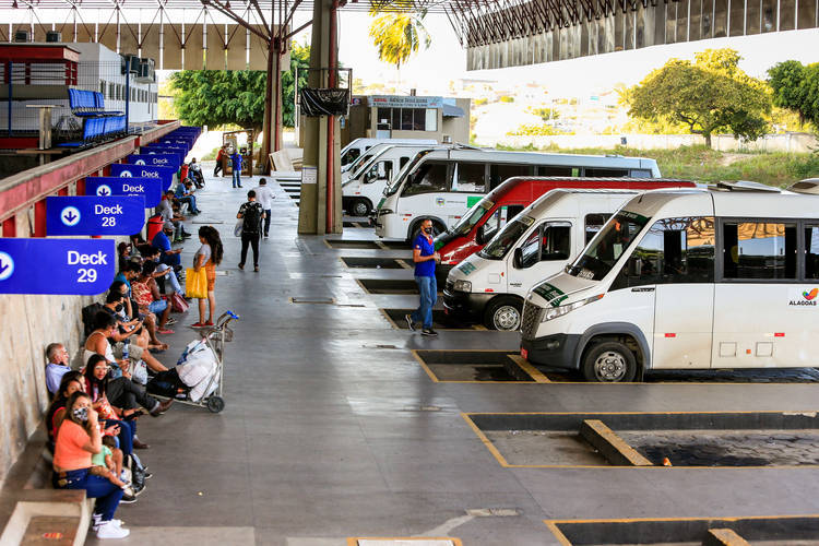 /Maceió, 17 de setembro de 2020 
Transporte intermunicipal, no terminal Rodoviário João Paulo II. Localizado no bairro do Feitosa em Maceió. Alagoas - Brasil.
Foto: ©Ailton Cruz