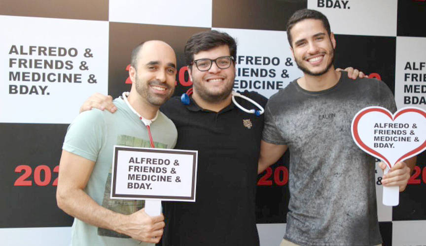 /Brindando a formatura em Medicina e idade nova, ALFREDO AURÉLIO FILHO ganhou festa para poucos e bons