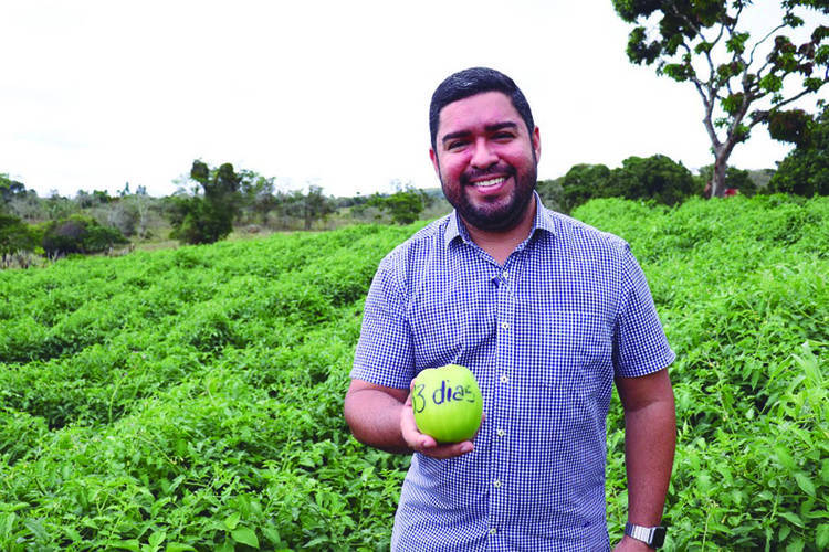 /Prefeito João Victor Calheiros promoveu dia de campo para difundir produto entre agricultores
